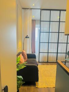 Una sala de estar con un sofá y una lámpara. en Central Comfort Studio, en Itʼkhvisi