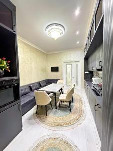 Kuchyň nebo kuchyňský kout v ubytování Modern Stroy 40 by Royal Rentals