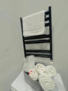 una pila de toallas en una caja al lado de una silla en Central Comfort Studio, en Itʼkhvisi