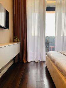 Habitación de hotel con cama y ventana con en Central Comfort Studio, en Itʼkhvisi