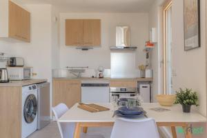 Nhà bếp/bếp nhỏ tại Verdun- Lyon - LB - Confort et tranquillité à Dardilly