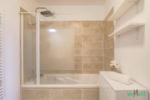 Phòng tắm tại Verdun- Lyon - LB - Confort et tranquillité à Dardilly