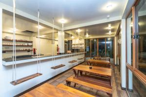 ein Zimmer mit drei Holzbänken an der Wand in der Unterkunft LIYA BEACH - Luxury Boutique Hotel in Ahangama in Ahangama