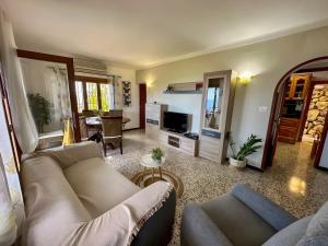 un soggiorno con un divano e un tavolo di Vinya del mar a Deià