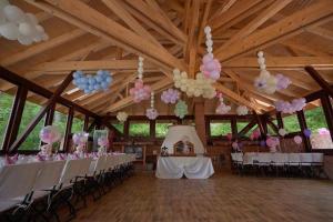 红湖Lacu Roșu Mountain Lodge的宴会厅里摆放着白色桌子，还有粉色和蓝色的气球。