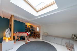 een dakraam in een kamer met een tafel en een kleed bij Maison Gabrielle - Welkeys in Charenton-le-Pont