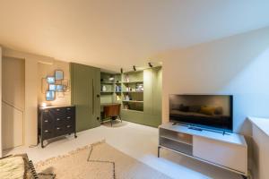 een woonkamer met een grote flatscreen-tv bij Maison Gabrielle - Welkeys in Charenton-le-Pont