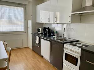 Η κουζίνα ή μικρή κουζίνα στο Downtown apartment for 4 - Kotimaailma