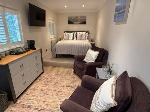 Una cama o camas en una habitación de Coastal Escape