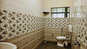 Koupelna v ubytování Naadi Grand Inn