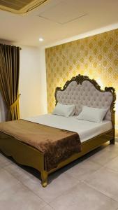 Кровать или кровати в номере Hyde Park Serviced Apartments Gulberg - LMY Lahore