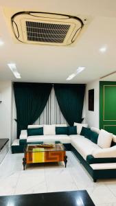 Гостиная зона в Hyde Park Serviced Apartments Gulberg - LMY Lahore