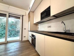 eine Küche mit Spüle und Arbeitsplatte in der Unterkunft Newly renovated, beautifully accommodation in Rosapineta