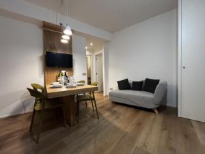 ein Wohnzimmer mit einem Tisch und einem Sofa in der Unterkunft Newly renovated, beautifully accommodation in Rosapineta