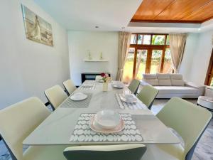 Khu vực ghế ngồi tại 4 Bed Songthai - 5