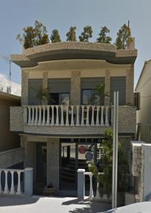 Una casa grande con un balcón en la parte superior. en KND Living Concept - Standard Room with Patio, en Heraklion