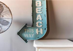 Et logo, certifikat, skilt eller en pris der bliver vist frem på Maison Carol, moderna e luminosa in centro e vicino al mare