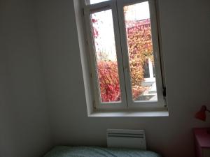 una finestra in una stanza con un letto di fronte di Lille Centre gare Lille Europe a Lille