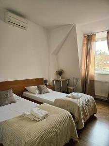 Un pat sau paturi într-o cameră la Pokoje gościnne Słowiańska Słońsk (restauracja)