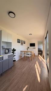 un soggiorno con tavolo e cucina di Complejo Nomade Home a Marcos Juárez