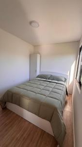 una camera da letto con un letto grande in una stanza di Complejo Nomade Home a Marcos Juárez Altre 4 foto