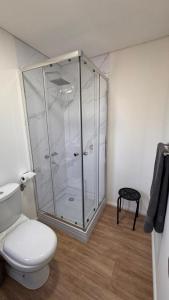un bagno con wc e doccia in vetro di Complejo Nomade Home a Marcos Juárez