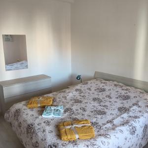 un letto con due asciugamani e un paio di bicchieri sopra di Accogliente e comoda Casa Rampa a Campobasso