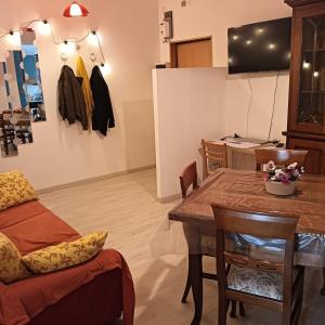 una cucina e una sala da pranzo con tavolo e sedie di Accogliente e comoda Casa Rampa a Campobasso