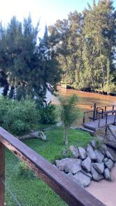 蒂格雷Isla El Plebeyo的草地上有一个长凳和一棵树的公园