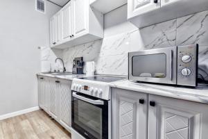 Kuchyň nebo kuchyňský kout v ubytování Уютная квартира в Астане на Кумисбекова 9А ЖК Целиноград