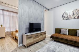 TV a/nebo společenská místnost v ubytování Уютная квартира в Астане на Кумисбекова 9А ЖК Целиноград