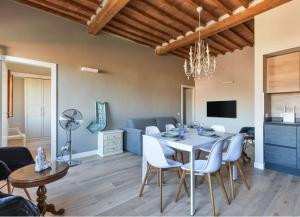 Et tv og/eller underholdning på Maison Carol, moderna e luminosa in centro e vicino al mare