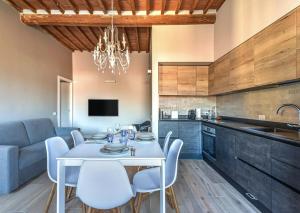 Køkken eller tekøkken på Maison Carol, moderna e luminosa in centro e vicino al mare + 18 billeder