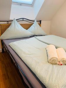 Un pat sau paturi într-o cameră la SEEMOMENTE 3 Zimmer mit Balkon, nahe Messe, Flughafen, Friedrichshafen und Spieleland, Parkplatz und Fahrradstellplatz