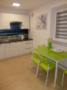 乌斯特卡Willa Komandor的厨房配有绿色的桌椅