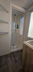 Ένα μπάνιο στο LAS CABAÑAS DEL LAGO En temporada incluye acceso piscina Las 2 columnas!