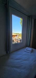 Ένα ή περισσότερα κρεβάτια σε δωμάτιο στο LAS CABAÑAS DEL LAGO En temporada incluye acceso piscina Las 2 columnas! +78 φωτογραφίες