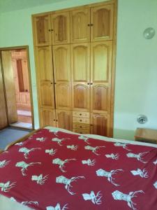 En eller flere senge i et værelse på Leona Luka + 8 billeder