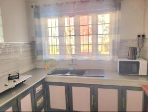 Η κουζίνα ή μικρή κουζίνα στο PEREYBER BUNGALOW No 3