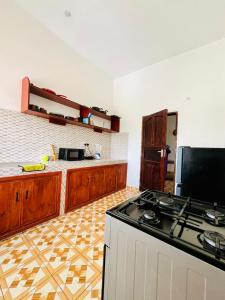 ワタムにあるZuri homes 1,2or 3 Bedrooms watamuのコンロとカウンタートップのあるキッチン