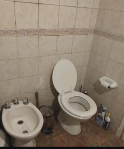 a bathroom with a toilet and a sink at Casa Chauvin con pileta in Mar del Plata