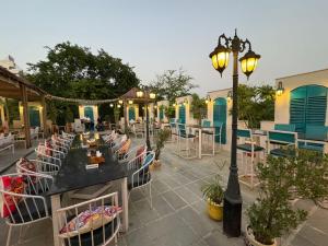 Un restaurante u otro lugar para comer en J Startup House, Jaipur - C Scheme