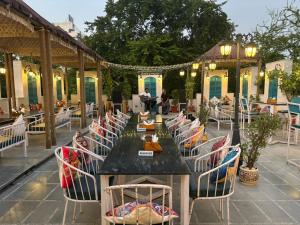 Un restaurante u otro lugar para comer en J Startup House, Jaipur - C Scheme