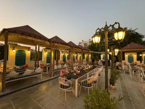 Un restaurante u otro lugar para comer en J Startup House, Jaipur - C Scheme