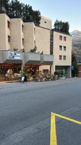 an empty street in front of a building at Monolocale in centro, Piscina e 400mt da Skilift in St. Moritz