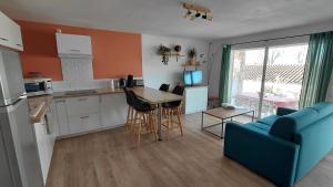 Kuchyň nebo kuchyňský kout v ubytování Néo Cévenols Hostel + 11 fotografií