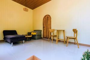 ein Wohnzimmer mit Stühlen und einem Tisch in der Unterkunft Villa Casa Blanca in Ban Madua Wan