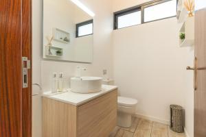 Koupelna v ubytování Villa Magnolia by Atlantic Holiday + 23 fotografií