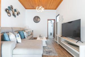 TV a/nebo společenská místnost v ubytování Villa Magnolia by Atlantic Holiday