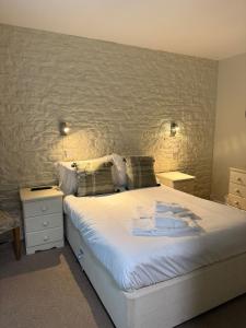 Un pat sau paturi într-o cameră la The Bell Inn